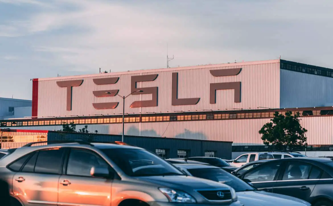 Tesla factoru elon musk-min