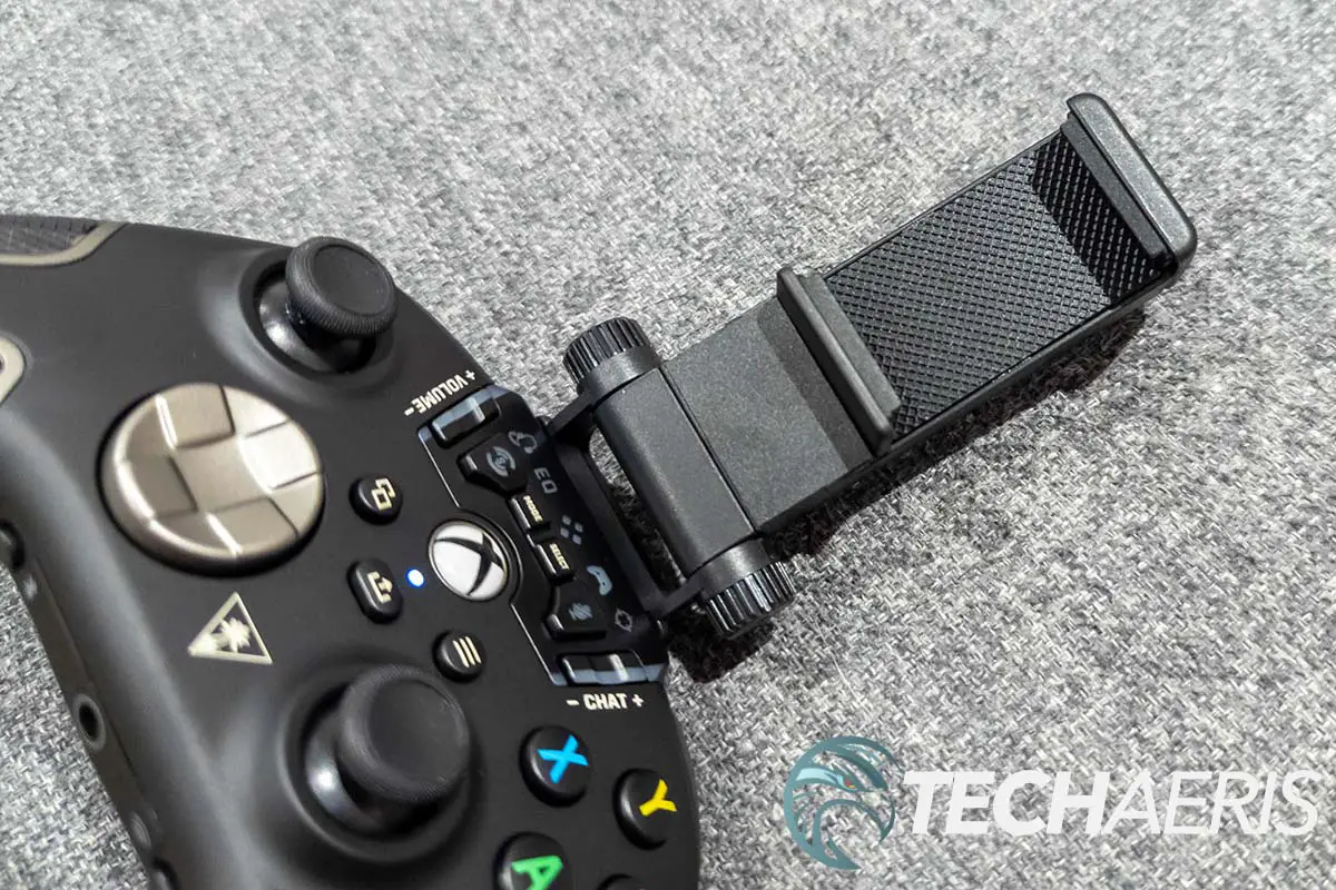 The Turtle Beach Recon Cloud Xbox/PC/Android game controller and included smartphone mount